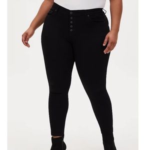 TORRID BOMBSHELL SKINNY JEAN - SUPER SOFT BLACK